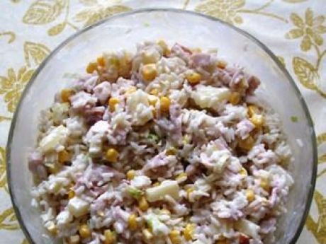Przepis na sałatka z kurczakiem wędzonym i ryżem