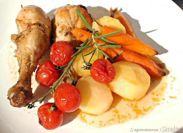 Kurczak zapiekany z ziemniakami, marchewką i pomidorkami ...
