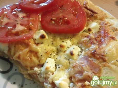 Przepis  pizza z fetą i pomidorem przepis