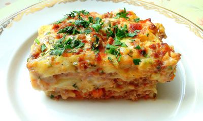 Beszamelowa lasagne z wołowiną i warzywami