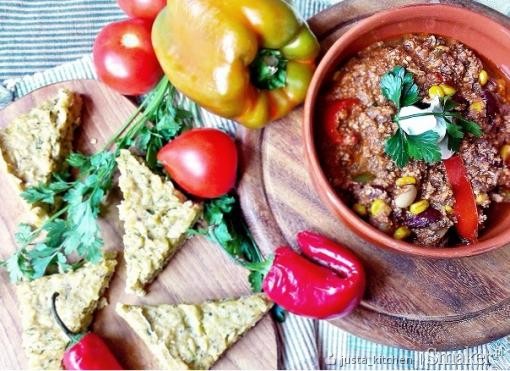 Chili con carne i placek cukiniowo-ryżowy