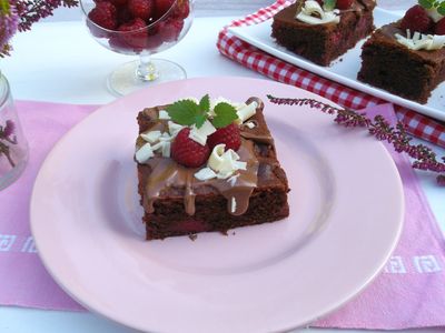 Ciasto brownie z malinami.