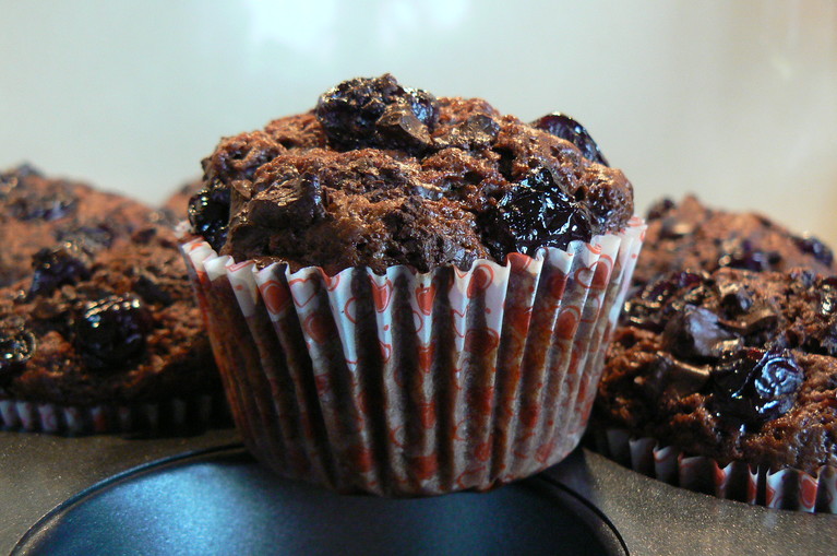 Muffinki czekoladowe z wisniami i kawałkami czekolady