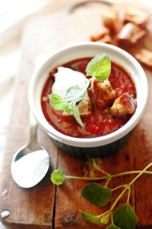 Pomidorowa zupa-krem z ziołowymi grzankami