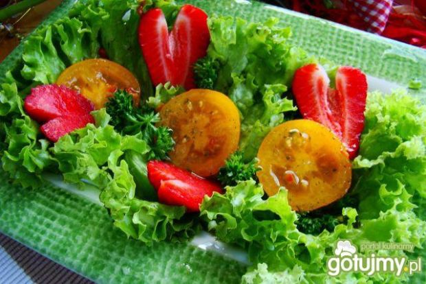 Przepis  sałatka z żółtym pomidorem i truskawką przepis