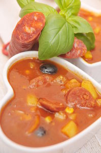 Pikantna zupa z hiszpańskim chorizo