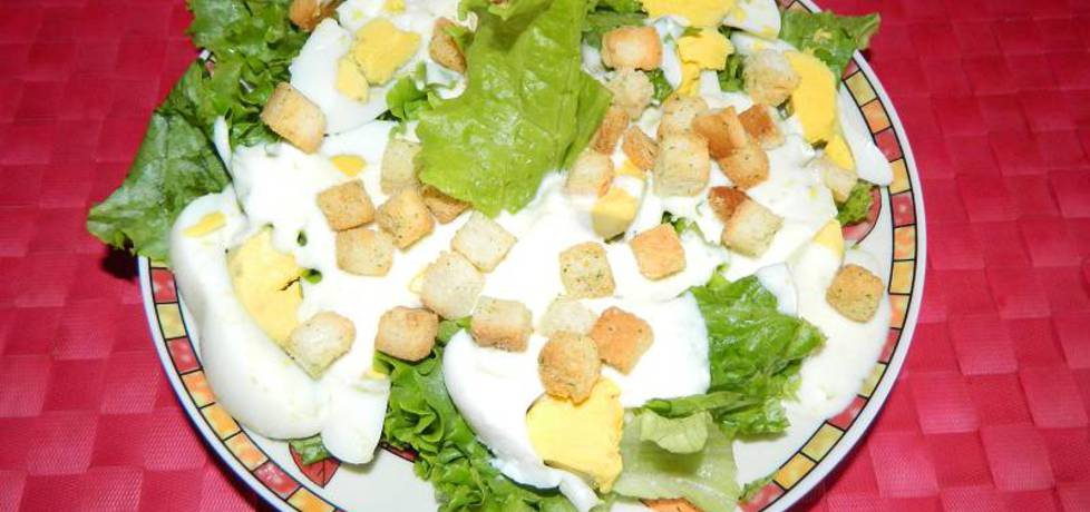 Sałata z jajkiem i grzankami w sosie jogurtowo