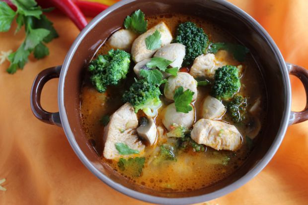 Przepis  orientalna zupa z kurczakiem i brokułem przepis