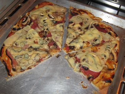 Szybka pizza z salami i czarnymi oliwkami