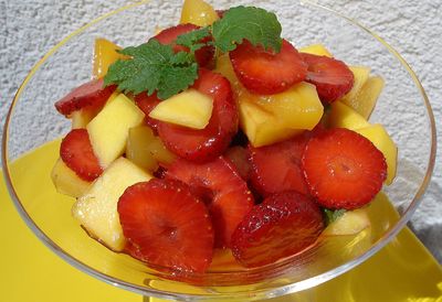 Sałatka z mango i truskawek