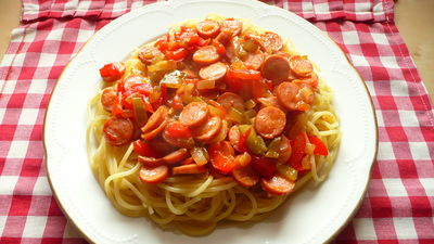 Spaghetti z parówkami i warzywami