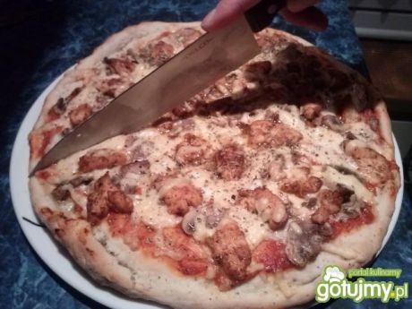 Bardzo smaczne: pizza z kurczakiem i pieczarkami. gotujmy.pl