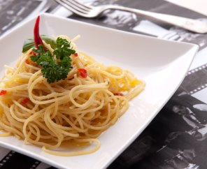 Spaghetti aglio olio peperoncino  prosty przepis i składniki