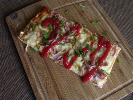 Przepis  pizza z dodatkiem wędzonego sera przepis