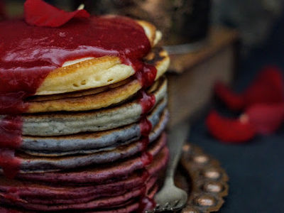 Malinowe ombre pancakes z sosem różanym