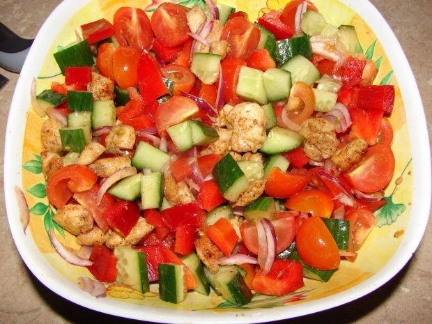 Przepis  sałatka z kurczakiem i pomidorkami przepis