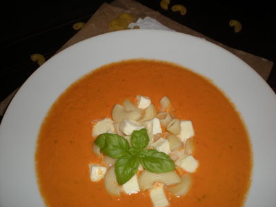 Kremowa zupa pomidorowa z nutą kokosową