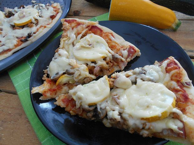 Przepis  pizza z mięsem i cukinią przepis
