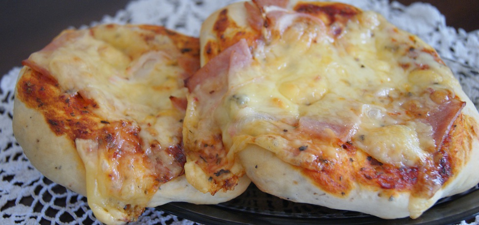 Pizzerinki z szynką i serem (autor: ana1)