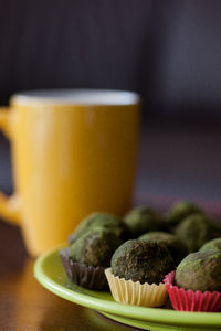 Trufle z ciecierzycą w zielonej herbacie.