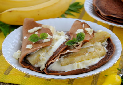 Piernikowe naleśniki z karmelizowanym bananem