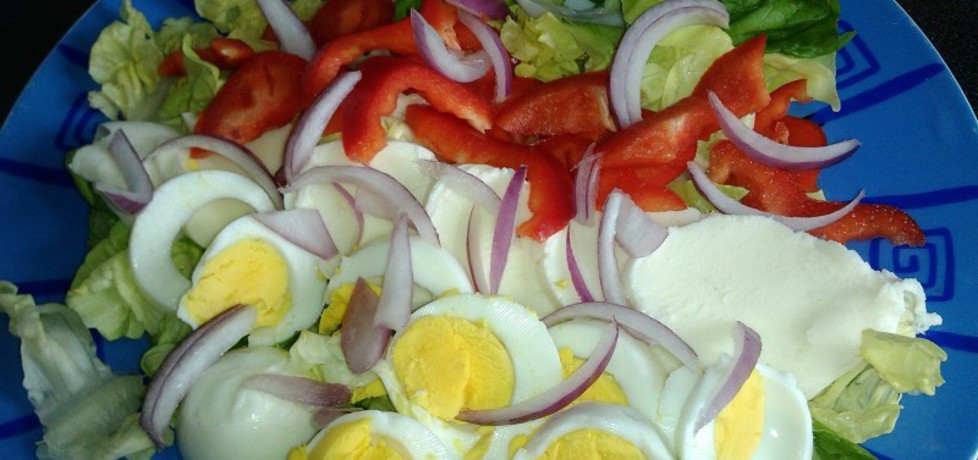 Śniadaniowa sałatka z jajkiem i mozzarellą (autor: konczi ...