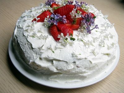 Kwiatowy tort truskawkowy