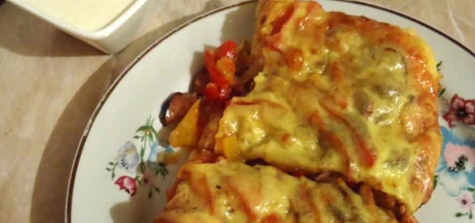 Pizza z kiełbasą, cebulą i papryką (autor: ilka86)