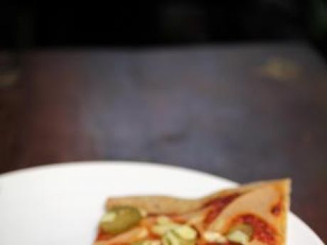Przepis  pizza z szynką i ogórkami kiszonymi przepis
