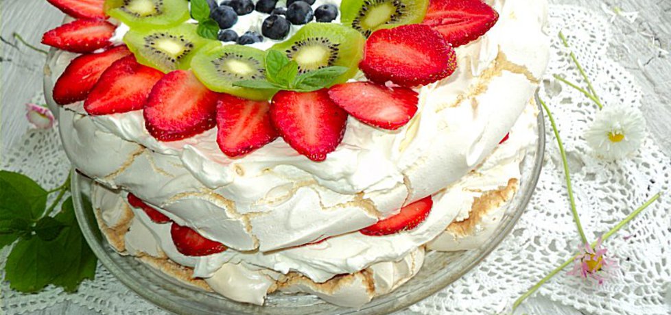 Bezowy tort z owocami (autor: anna133)