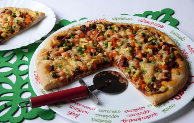 Przepis  kolorowa pizza z groszkiem przepis