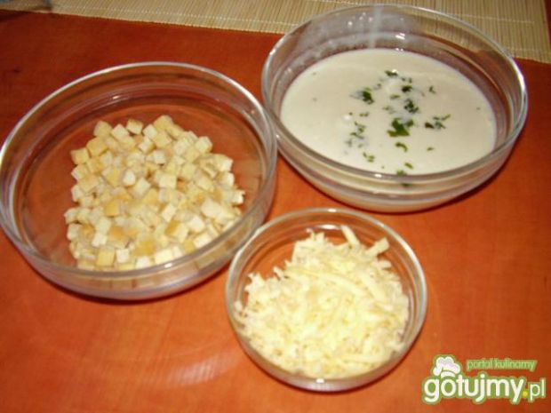 Przepis  błyskawiczna zupa serowa z grzankami przepis