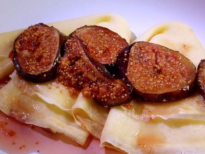 Naleśniki z karmelizowanymi figami z odrobiną nalewki wiśniowej ...
