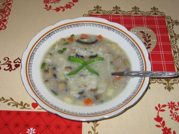 Przepis  zupa pieczarkowa z porem i ryżem przepis