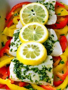 Ziołowa ryba z warzywami i sosem koperkowym