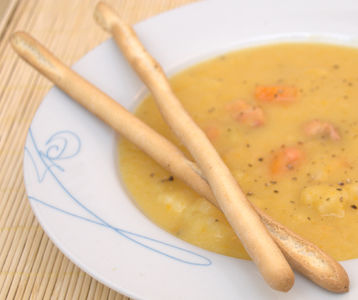 Kremowa kalafiorowa zupa łososiowa.