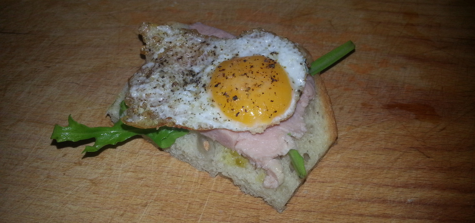 Jajko przepiórcze z rukolą i szynką na chlebie (autor: bertpvd ...
