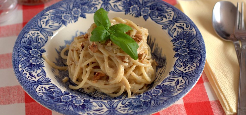 Spaghetti z sosem z chleba i orzechów włoskich. (autor ...