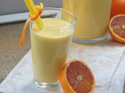 Koktajl z jogurtu naturalnego z kukurydzą i czerwonymi pomarańczami