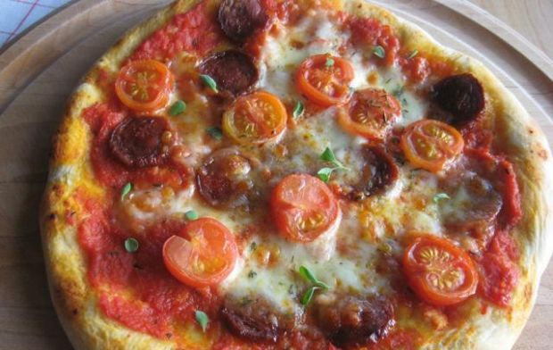 Przepis  pizza z chorizo i pomidorkami przepis
