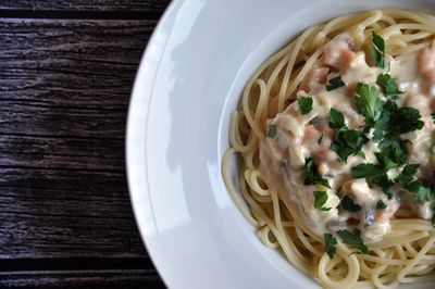 Spaghetti z łososiem w sosie śmietanowym z serem camembert ...