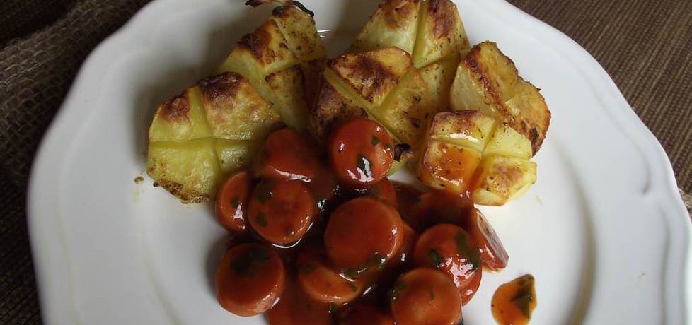 Pieczone ziemniaki podane z parówkami w pomidorowym sosie z ...