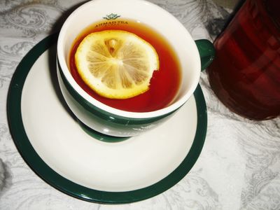 Rozgrzewająca herbata z rumem, cytryną i miodem