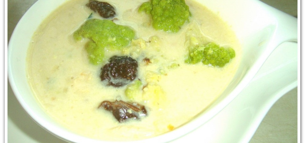 Zupa z zielonego kalafiora z suszonymi śliwkami. (autor: christopher ...