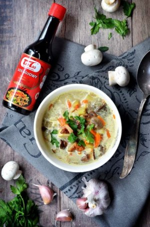 Zupa warzywno-grzybowa z sosem sojowym taotao
