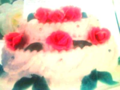 Tort weselny z marepanowymi różami