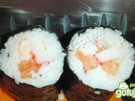 Przepis  sushi maki z surimi, łososiem i krewetka przepis