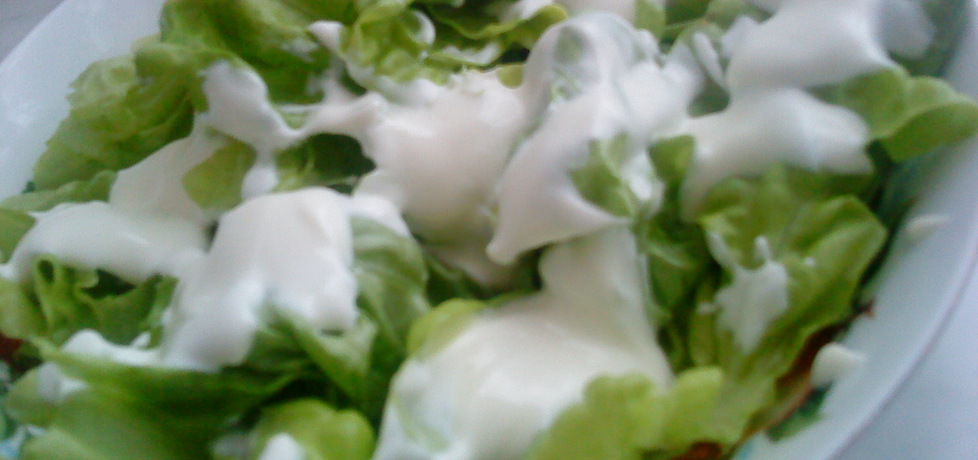 Zielona sałata w sosie śmietanowo