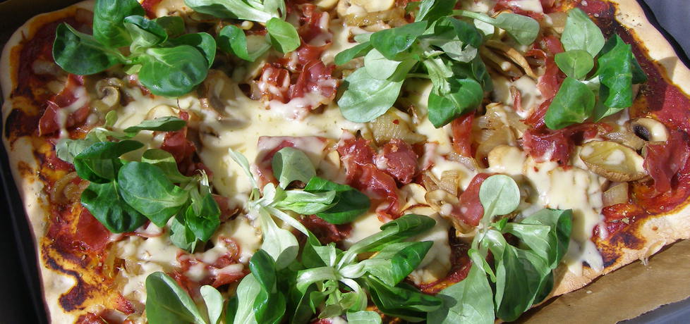 Domowa pizza z roszponką i szynką serrano... (autor: w