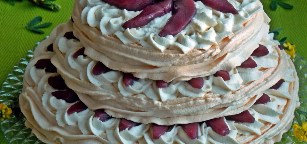 Bezowy tort z winnymi gruszkami (autor: mniam)